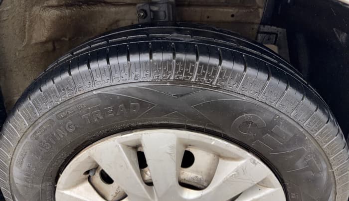 2017 Maruti Swift Dzire LXI, Petrol, Manual, 1,07,069 km, Right Front Tyre Tread
