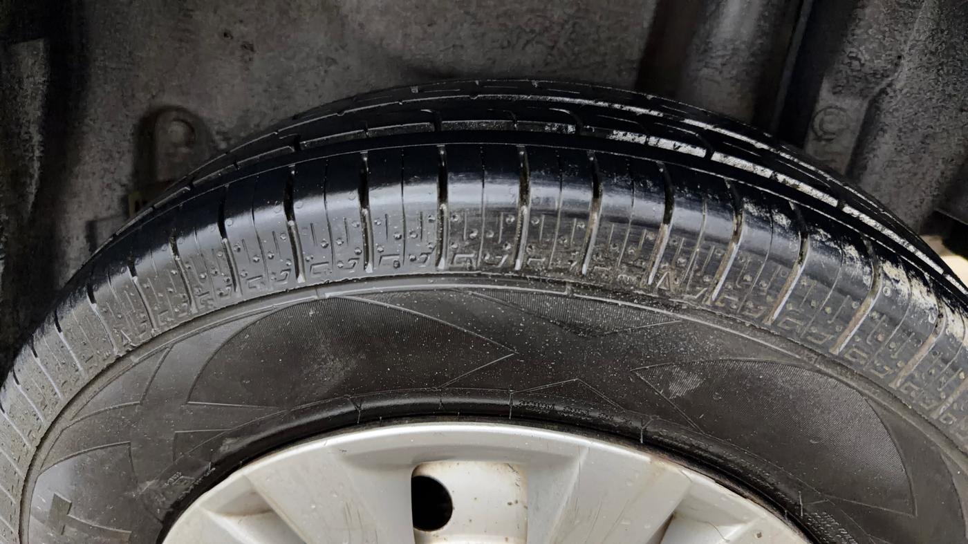 2017 Maruti Swift Dzire LXI, Petrol, Manual, 1,07,069 km, Left Rear Tyre Tread
