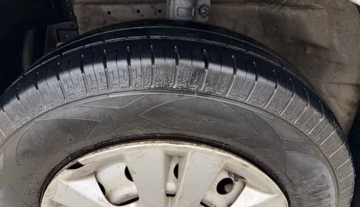 2017 Maruti Swift Dzire LXI, Petrol, Manual, 1,07,069 km, Left Front Tyre Tread