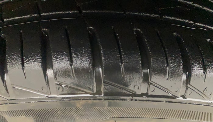 2024 Renault Kwid RXT 1.0 AMT, Petrol, Automatic, 15,103 km, Left Front Tyre Tread