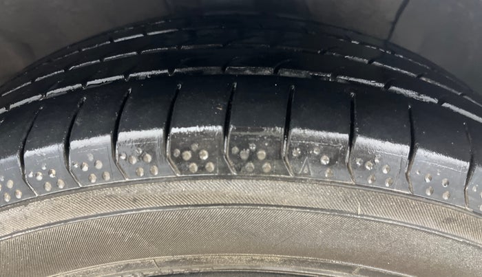 2018 Hyundai Verna 1.6 VTVT SX O, CNG, Manual, 57,181 km, Right Front Tyre Tread