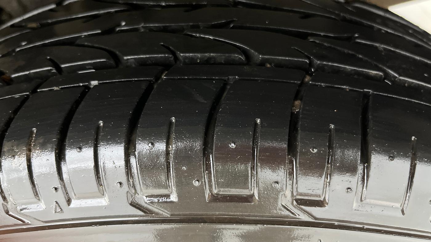 2024 Mahindra XUV300 W8 (O) 1.2 PETROL AMT, Petrol, Automatic, 16,200 km, Left Rear Tyre Tread