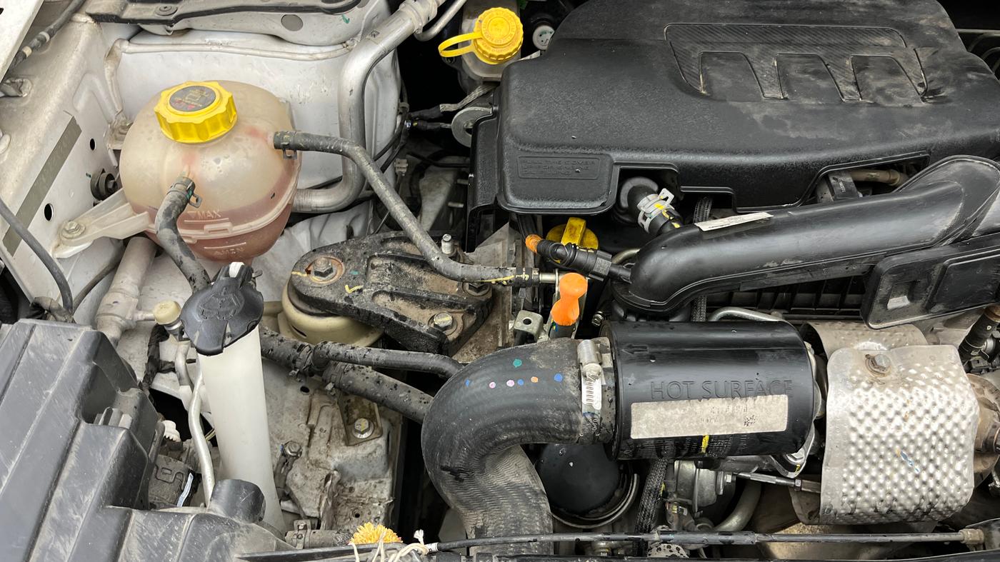 2024 Mahindra XUV300 W8 (O) 1.2 PETROL AMT, Petrol, Automatic, 16,200 km, Engine View - Right