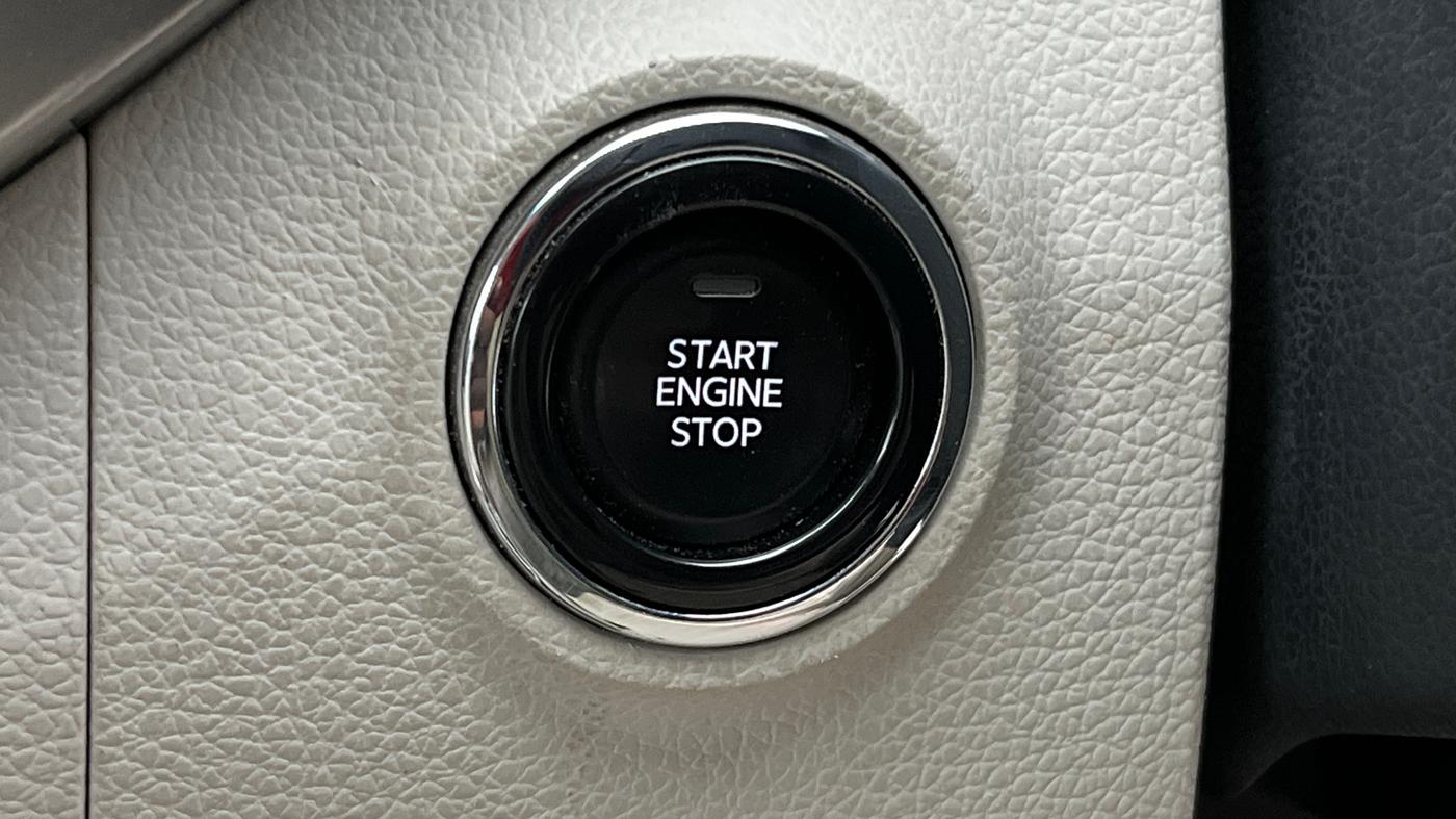 2024 Mahindra XUV300 W8 (O) 1.2 PETROL AMT, Petrol, Automatic, 16,200 km, Keyless Start/ Stop Button