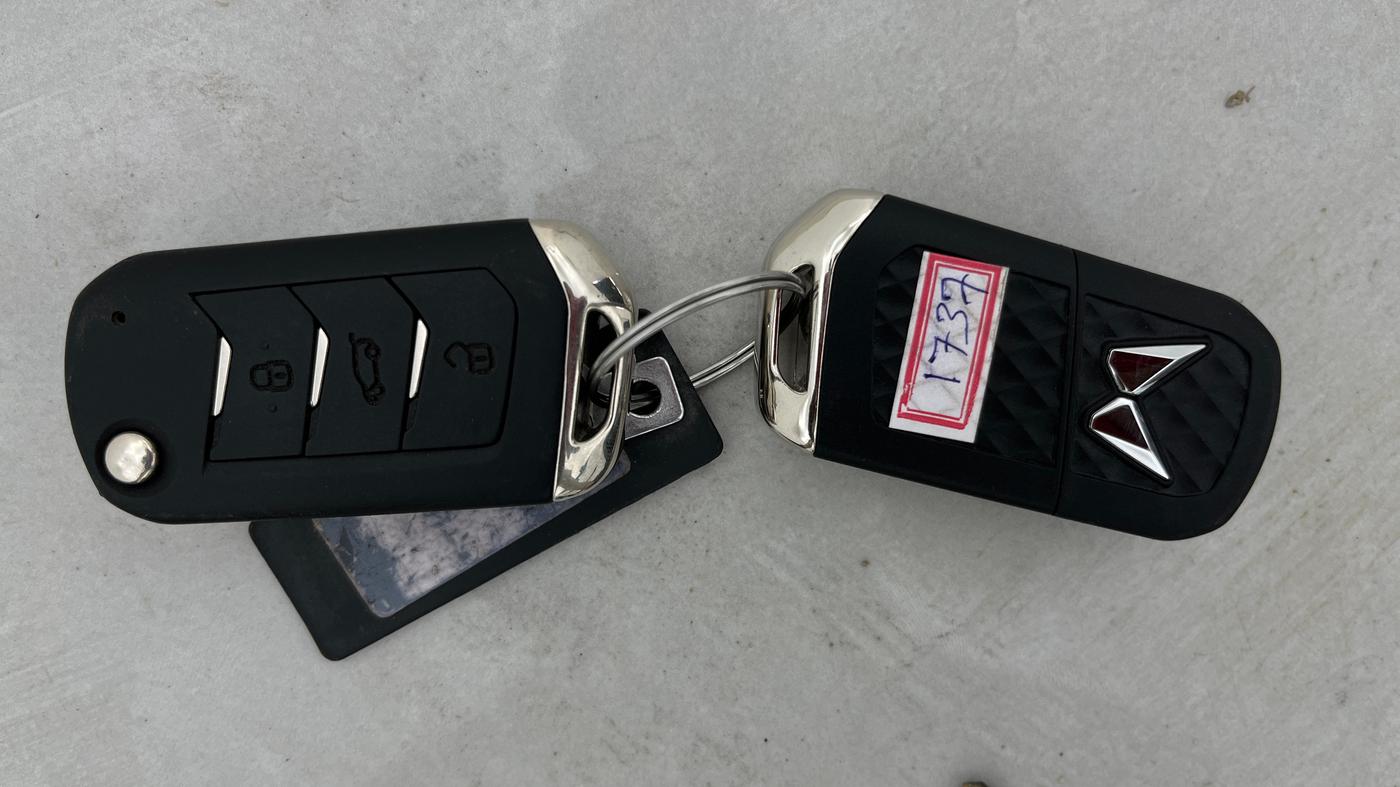 2024 Mahindra XUV300 W8 (O) 1.2 PETROL AMT, Petrol, Automatic, 16,200 km, Key Close Up