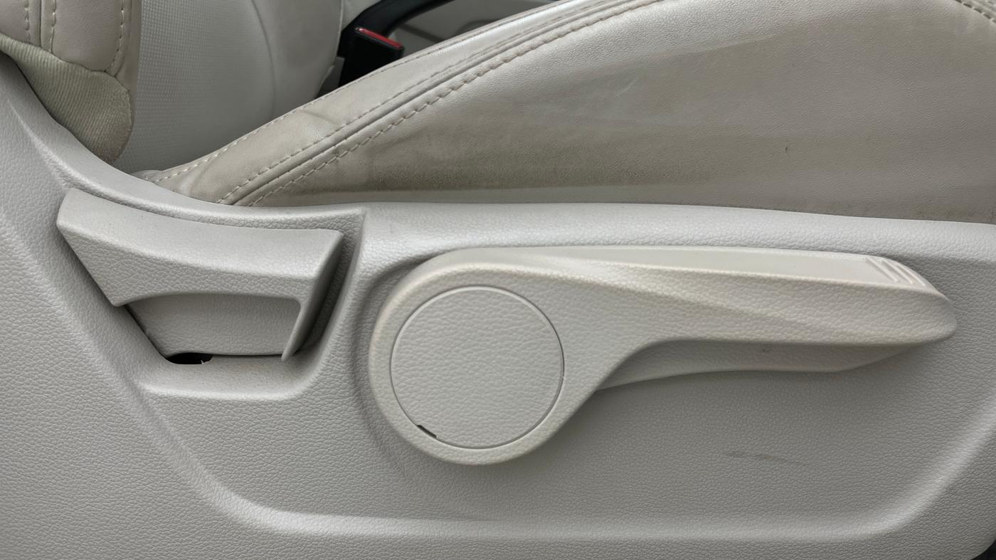 2024 Mahindra XUV300 W8 (O) 1.2 PETROL AMT, Petrol, Automatic, 16,200 km, Driver Side Adjustment Panel
