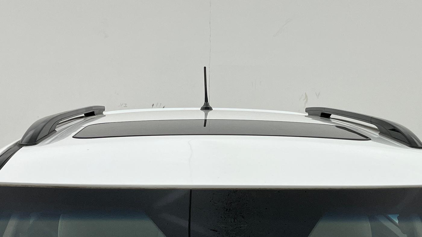 2024 Mahindra XUV300 W8 (O) 1.2 PETROL AMT, Petrol, Automatic, 16,200 km, Moonroof/ Sunroof