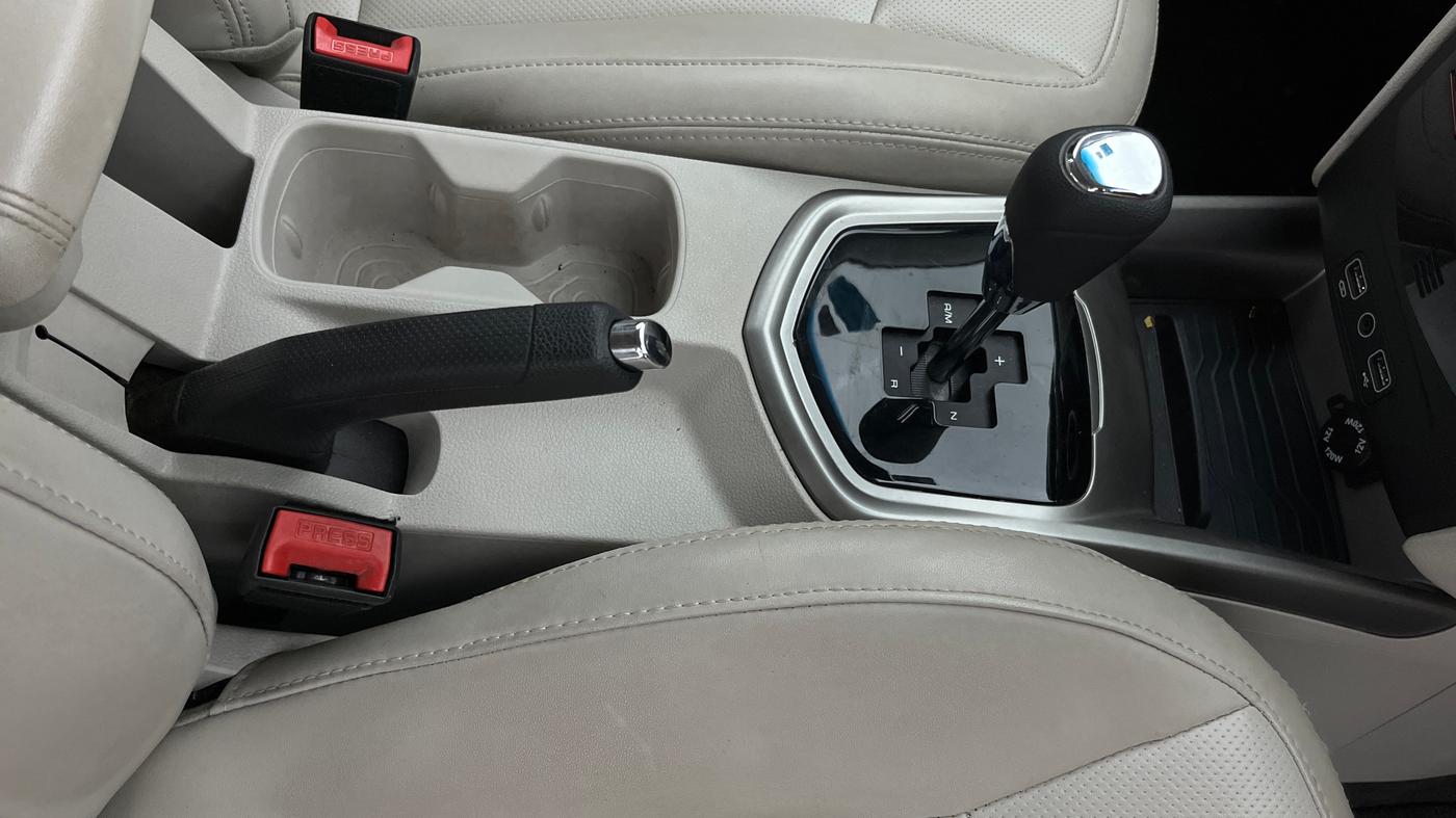 2024 Mahindra XUV300 W8 (O) 1.2 PETROL AMT, Petrol, Automatic, 16,200 km, Gear Lever
