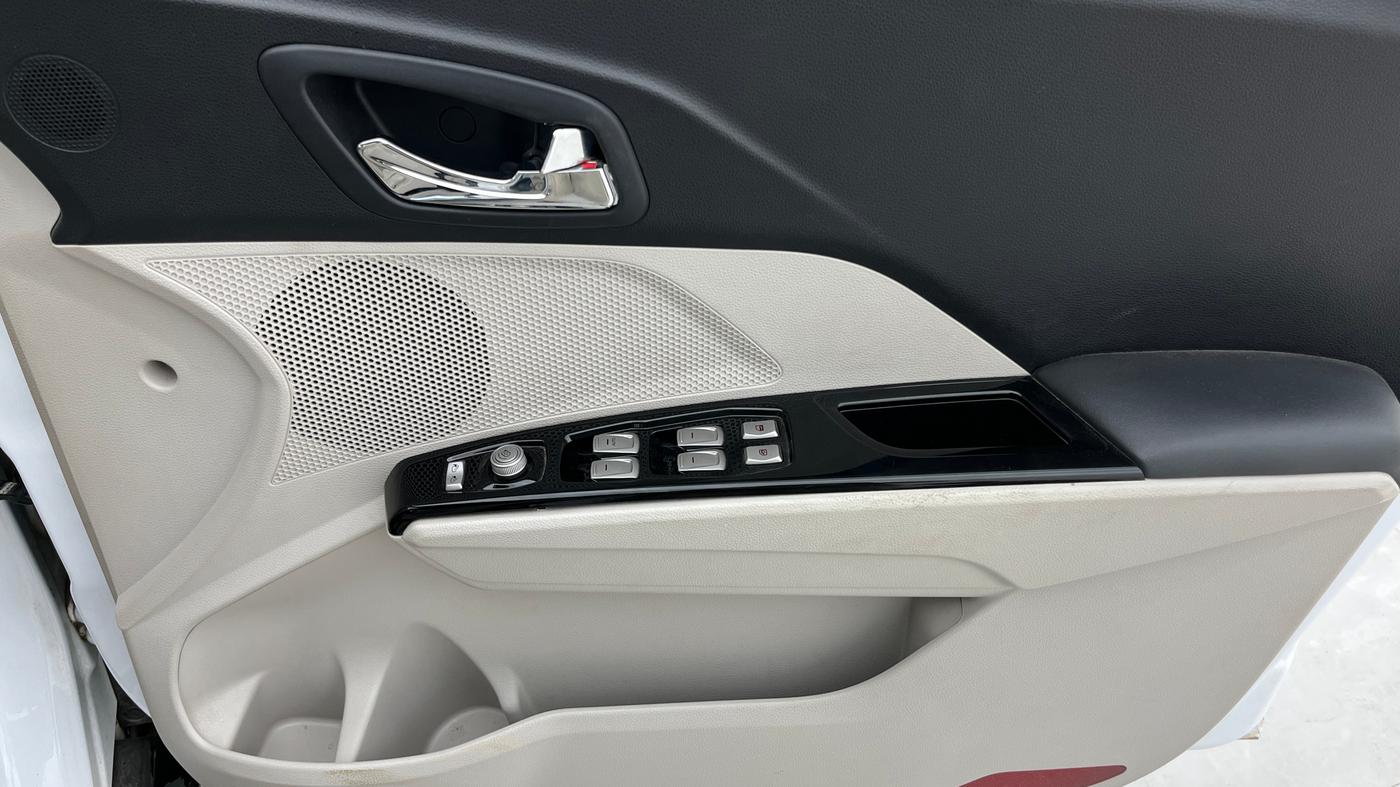 2024 Mahindra XUV300 W8 (O) 1.2 PETROL AMT, Petrol, Automatic, 16,200 km, Driver Side Door Panels Control