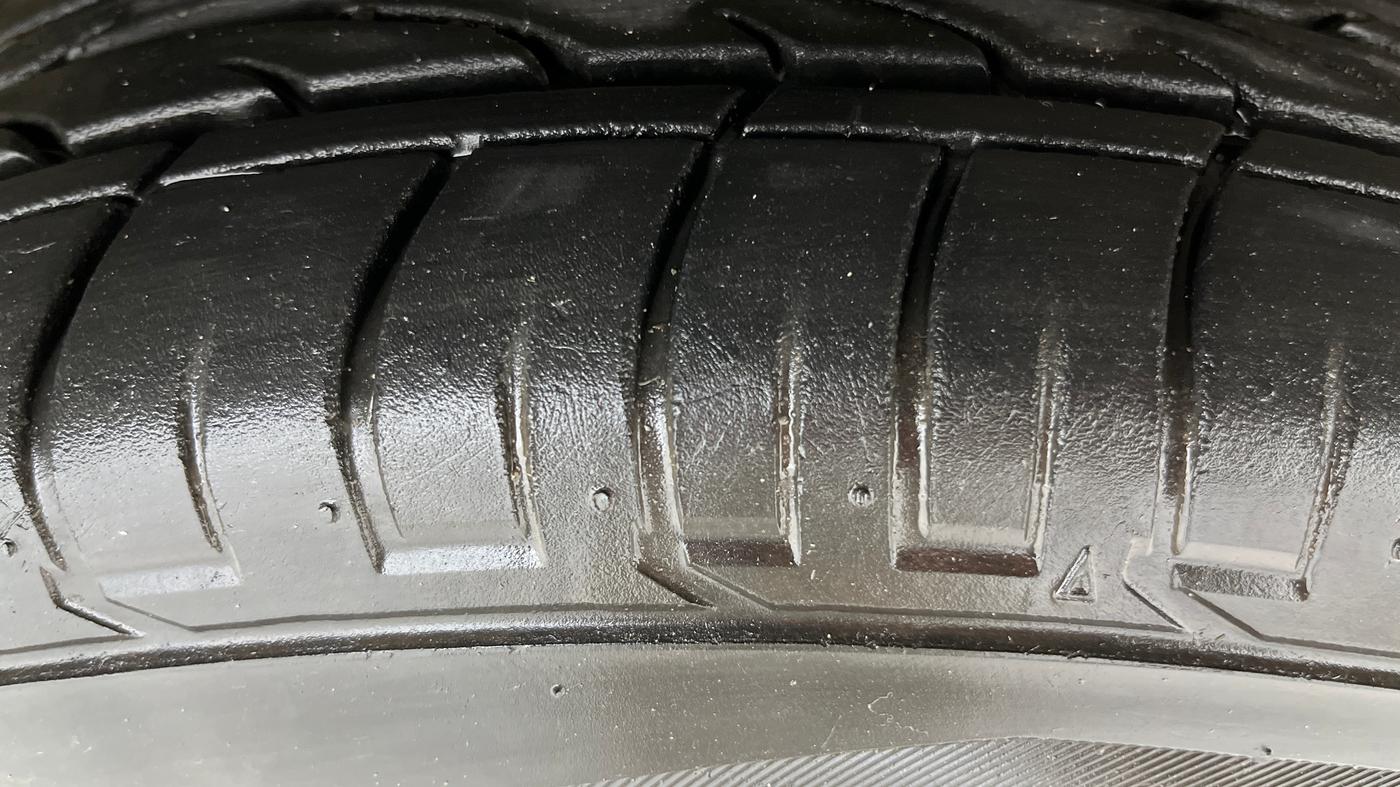 2024 Mahindra XUV300 W8 (O) 1.2 PETROL AMT, Petrol, Automatic, 16,200 km, Right Front Tyre Tread
