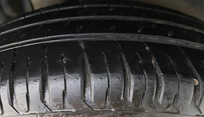 2019 Maruti Dzire VXI AMT, Petrol, Automatic, 33,434 km, Right Rear Tyre Tread