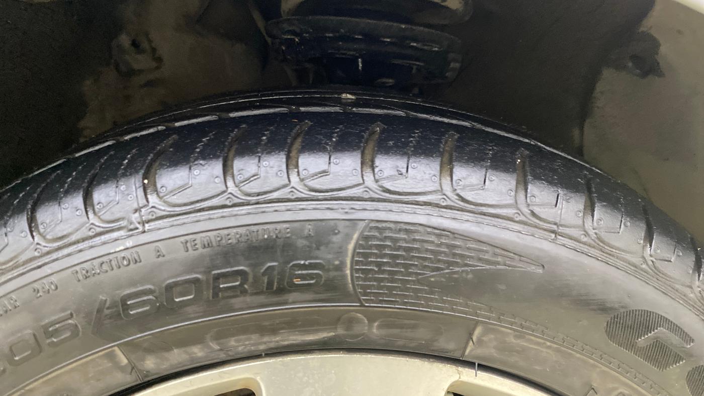 2013 Hyundai New Elantra 1.8 SX AT VTVT, Petrol, Automatic, 39,436 km, Right Front Tyre Tread