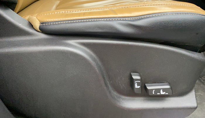 2018 Mahindra XUV500 W11 AT, Diesel, Automatic, 74,191 km, Driver Side Adjustment Panel