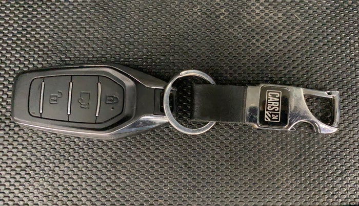 2018 Mahindra XUV500 W11 AT, Diesel, Automatic, 74,191 km, Key Close Up