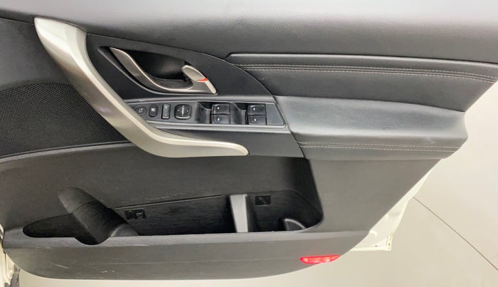2018 Mahindra XUV500 W11 AT, Diesel, Automatic, 74,191 km, Driver Side Door Panels Control