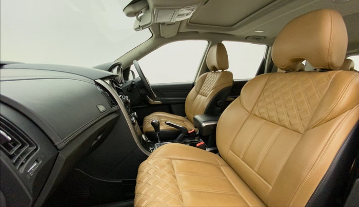 2018 Mahindra XUV500 W11 AT, Diesel, Automatic, 74,191 km, Right Side Front Door Cabin