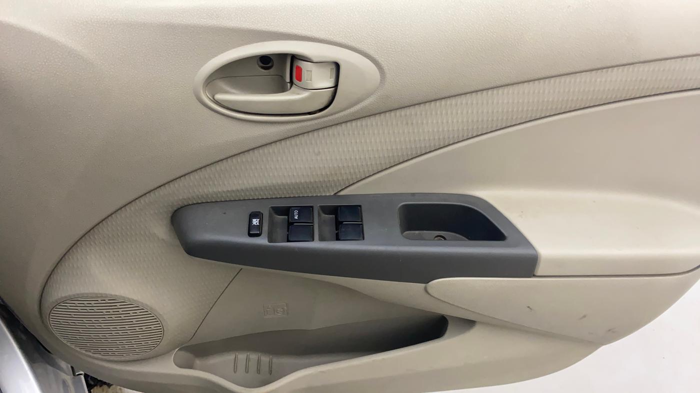 2015 Toyota Etios Liva G, Petrol, Manual, 38,768 km, Driver Side Door Panels Control