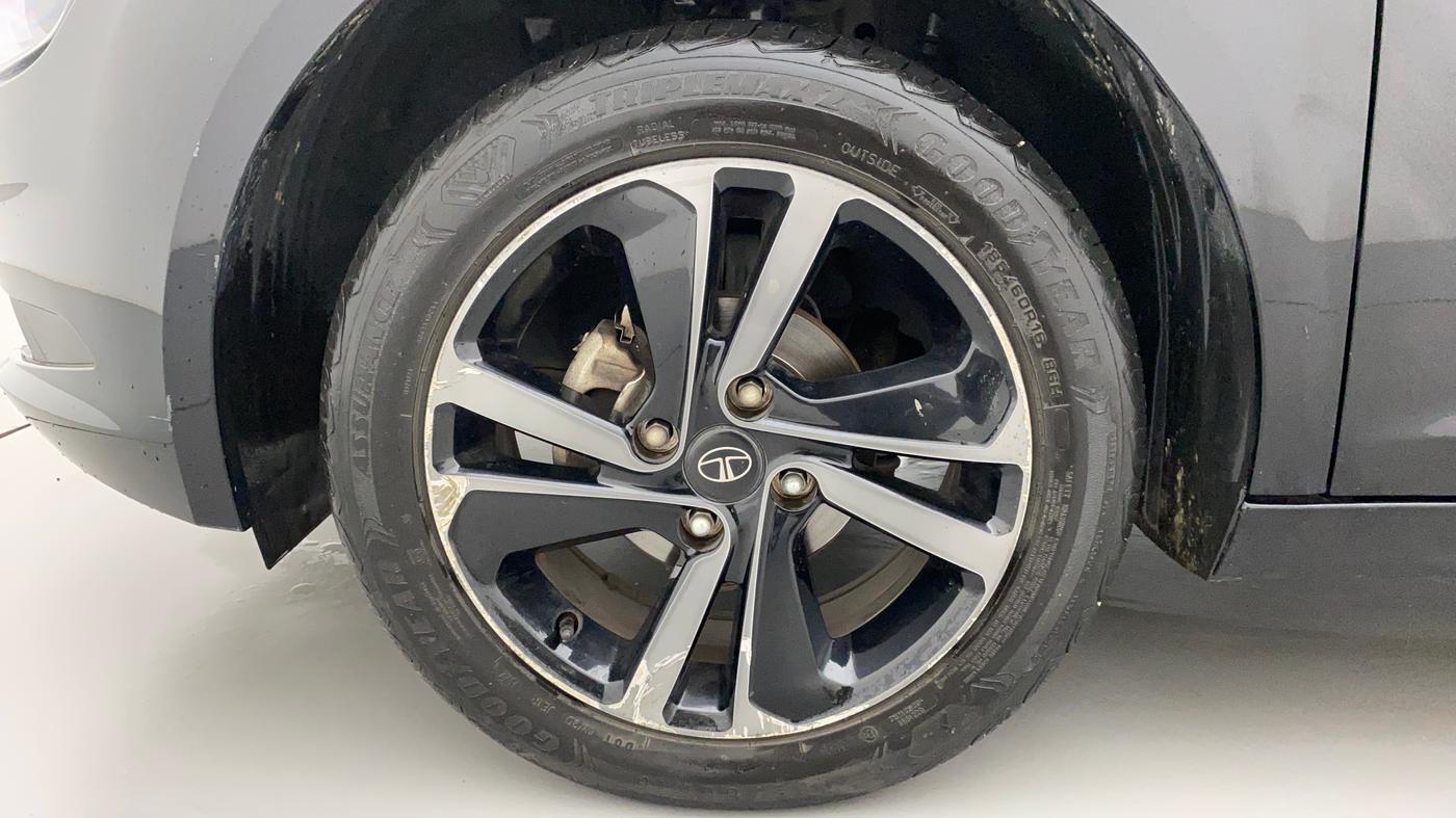 2022 Tata ALTROZ XZ PLUS PETROL DARK EDITION, Petrol, Manual, 30,801 km, Left Front Wheel