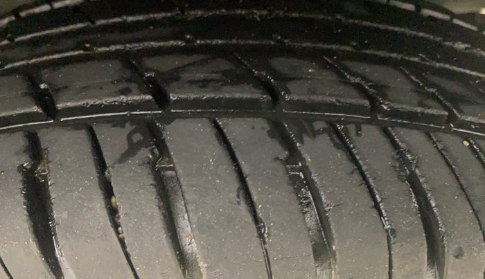 2019 Renault Kwid RXT 1.0 AMT (O), Petrol, Automatic, 33,271 km, Left Rear Tyre Tread