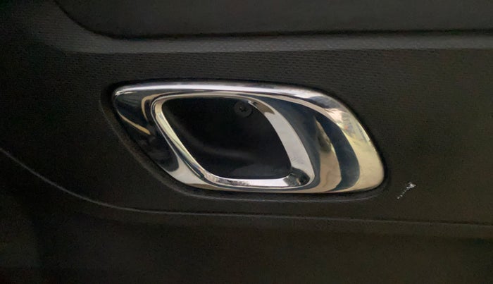 2019 Renault Kwid RXT 1.0 AMT (O), Petrol, Automatic, 33,271 km, Driver Side Door Panels Control