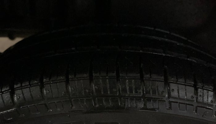 2016 Maruti Swift Dzire VXI, CNG, Manual, 76,983 km, Right Rear Tyre Tread