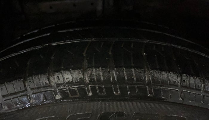 2016 Maruti Swift Dzire VXI, CNG, Manual, 76,983 km, Left Front Tyre Tread