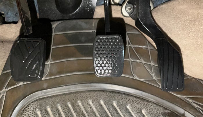 2016 Maruti Swift Dzire VXI, CNG, Manual, 76,983 km, Pedals