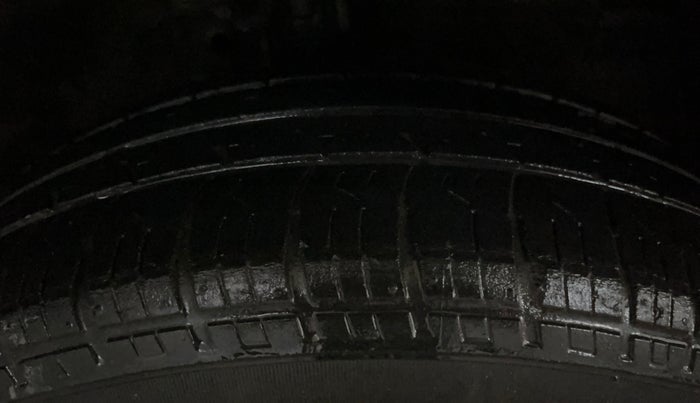 2016 Maruti Swift Dzire VXI, CNG, Manual, 76,983 km, Right Front Tyre Tread
