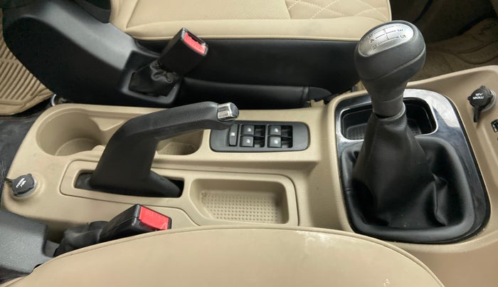 2018 Mahindra TUV300 T10, Diesel, Manual, 36,250 km, Gear Lever