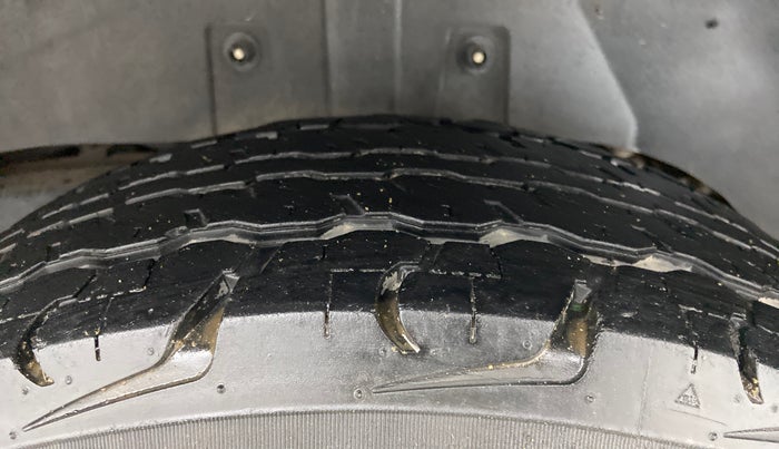 2018 Mahindra TUV300 T10, Diesel, Manual, 36,250 km, Left Rear Tyre Tread