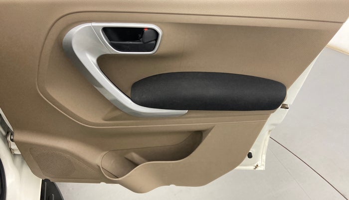 2018 Mahindra TUV300 T10, Diesel, Manual, 36,250 km, Driver Side Door Panels Control