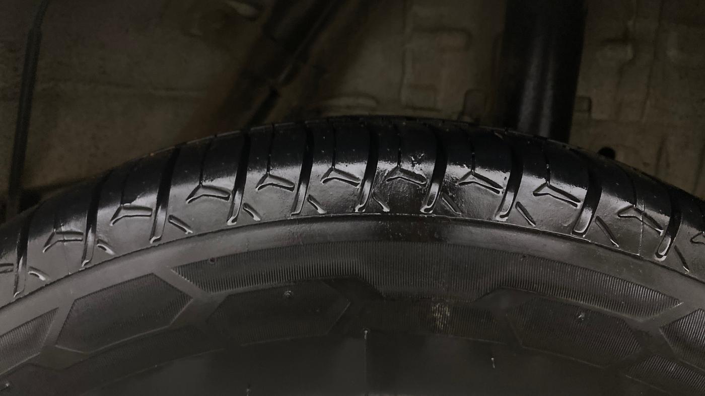 2016 Mahindra Kuv100 K8 D 5 STR, Diesel, Manual, 89,762 km, Left Rear Tyre Tread
