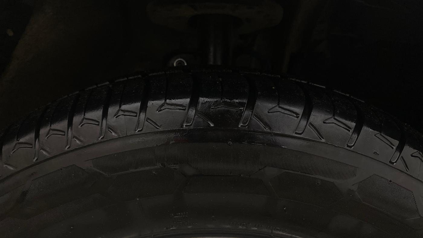 2016 Mahindra Kuv100 K8 D 5 STR, Diesel, Manual, 89,762 km, Right Front Tyre Tread