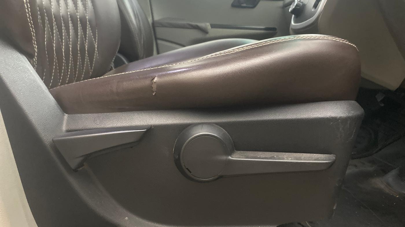 2016 Mahindra Kuv100 K8 D 5 STR, Diesel, Manual, 89,762 km, Driver Side Adjustment Panel