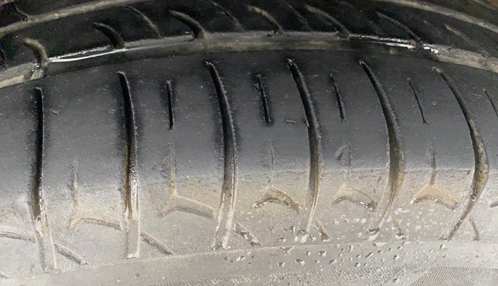 2016 Hyundai Elite i20 MAGNA 1.2, Petrol, Manual, 1,46,409 km, Left Front Tyre Tread