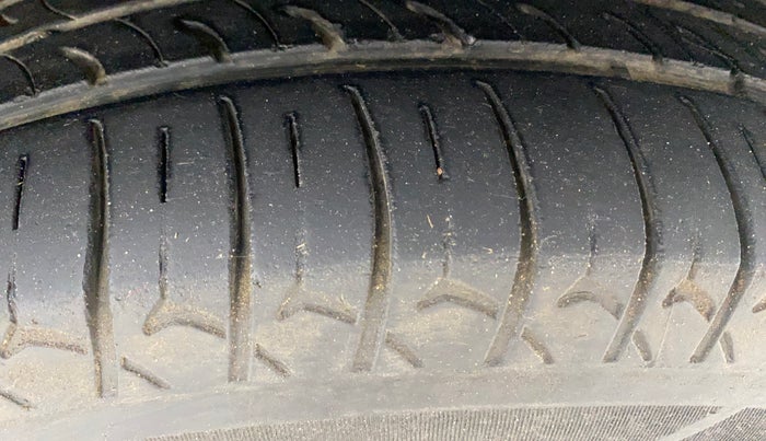 2016 Hyundai Elite i20 MAGNA 1.2, Petrol, Manual, 1,46,409 km, Right Front Tyre Tread