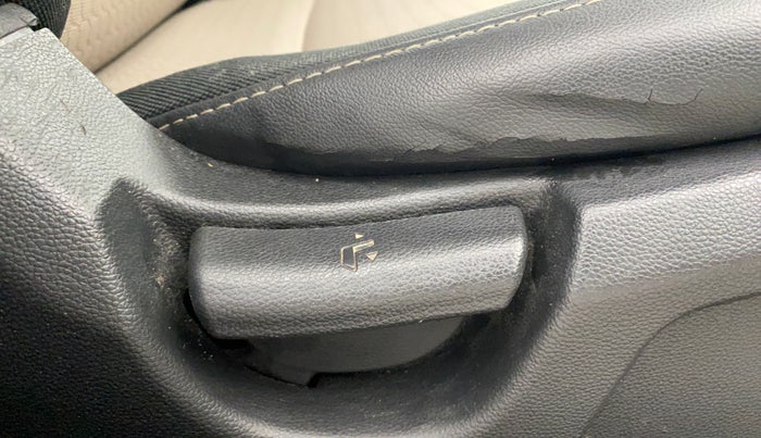 2016 Hyundai Elite i20 MAGNA 1.2, Petrol, Manual, 1,46,409 km, Driver Side Adjustment Panel