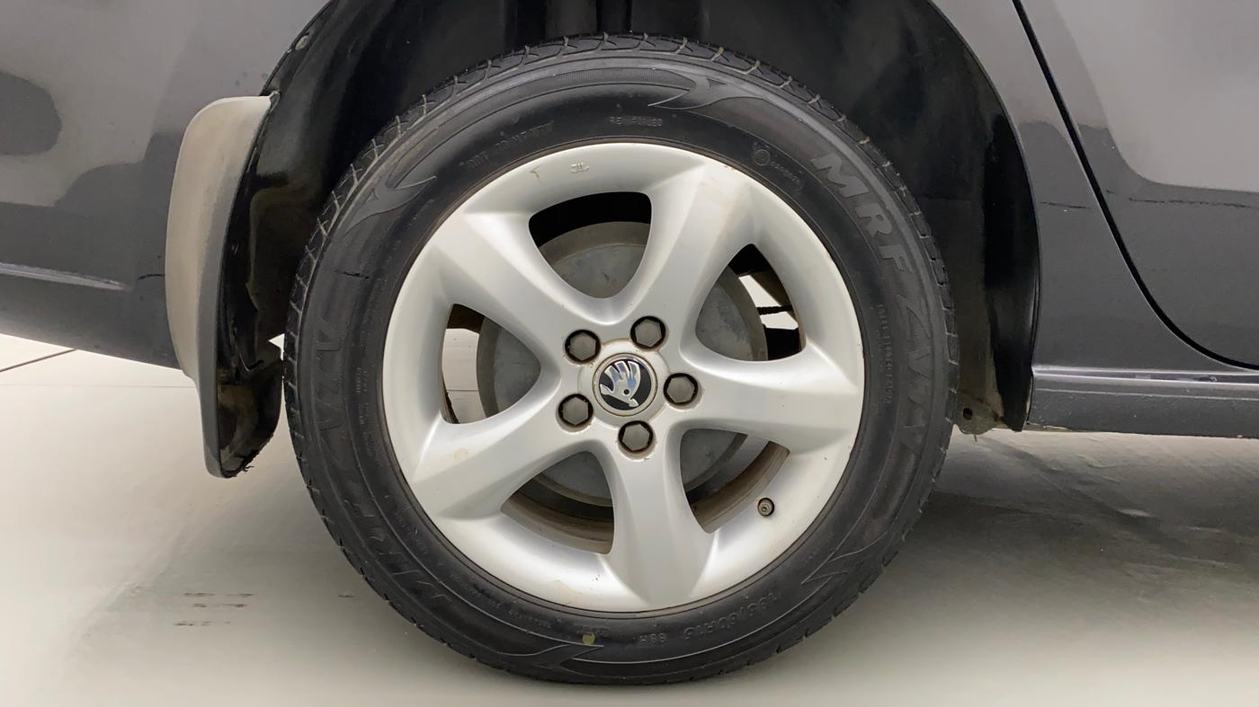 2014 Skoda Rapid AMBITION 1.6 TDI CR MT PLUS, Diesel, Manual, 97,989 km, Right Rear Wheel