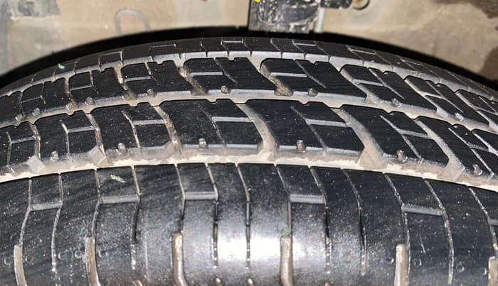 2016 Maruti Swift VXI, Petrol, Manual, 52,632 km, Left Front Tyre Tread