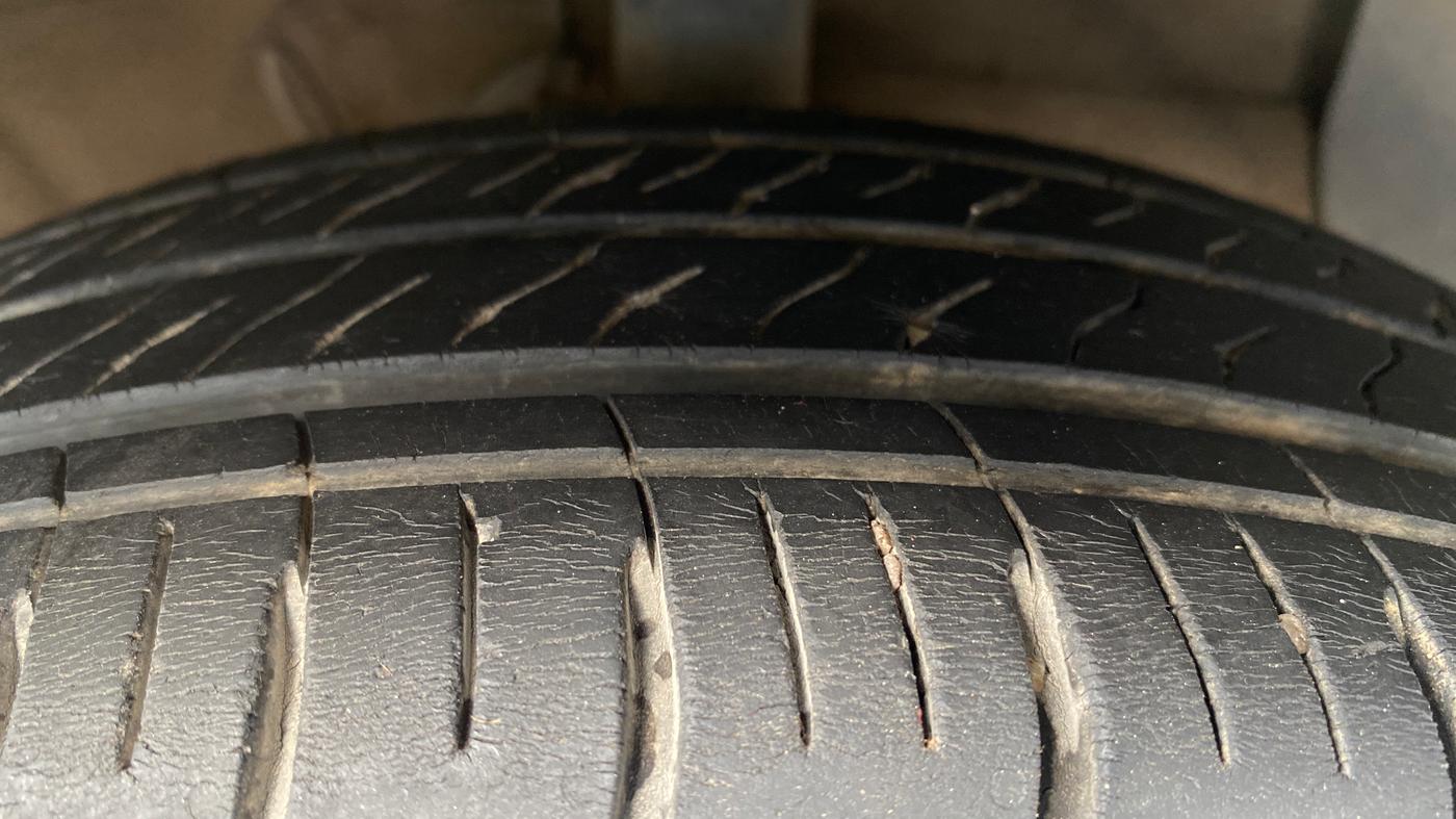2024 Hyundai AURA SX 1.2 CNG, CNG, Manual, 27,116 km, Right Front Tyre Tread