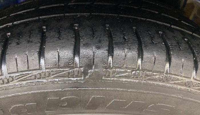 2015 Hyundai Eon MAGNA +, Petrol, Manual, 57,244 km, Left Rear Tyre Tread