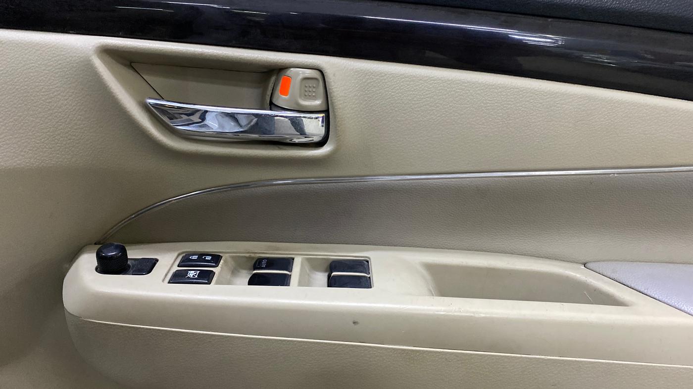 2017 Maruti Ciaz ALPHA DIESEL 1.3, Diesel, Manual, 87,000 km, Driver Side Door Panels Control