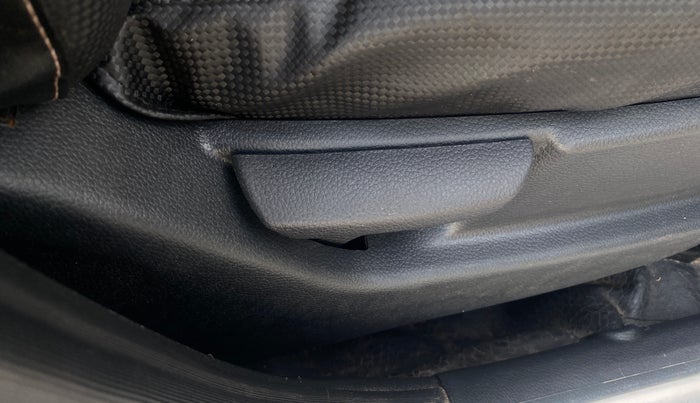 2017 Hyundai Eon MAGNA +, Petrol, Manual, 36,762 km, Driver Side Adjustment Panel