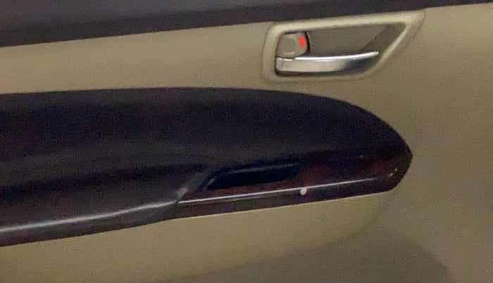 2017 Maruti Ertiga VXI CNG, CNG, Manual, 78,603 km, Left rear window switch / handle - Switch/handle not functional