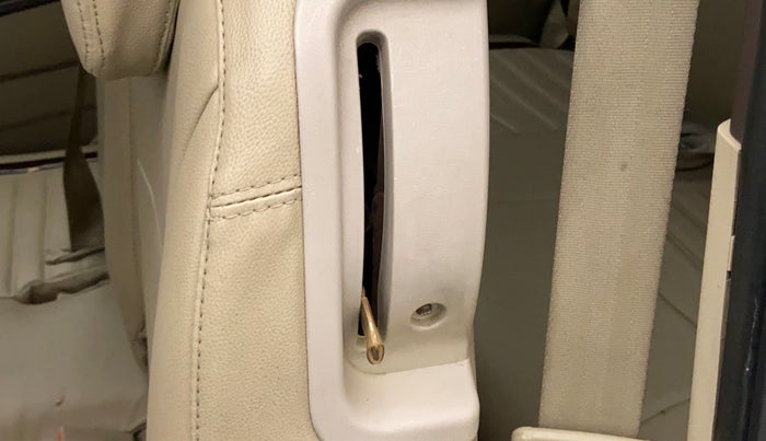 2017 Maruti Ertiga VXI CNG, CNG, Manual, 78,603 km, Second-row left seat - Seat adjuster lever broken but working