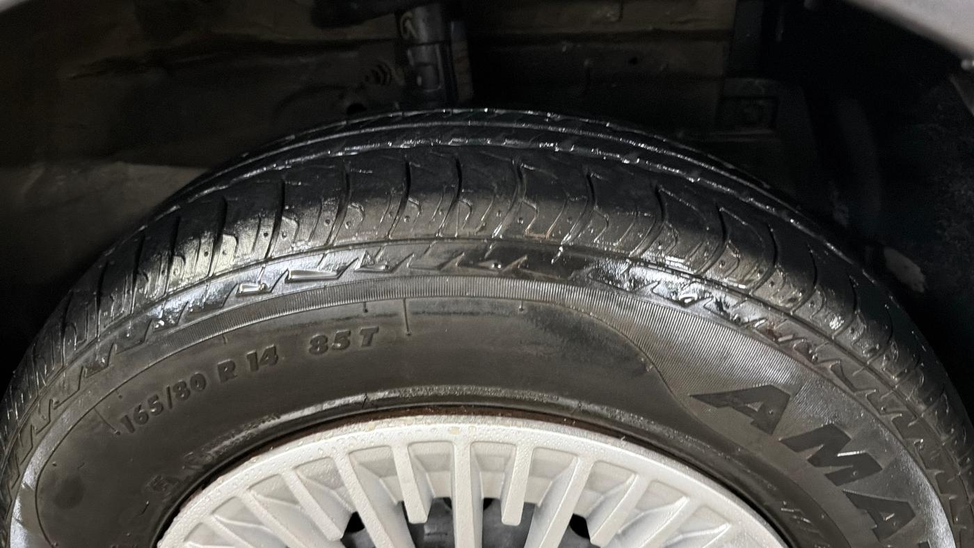 2015 Maruti Swift VXI, Petrol, Manual, 13,384 km, Right Front Tyre Tread