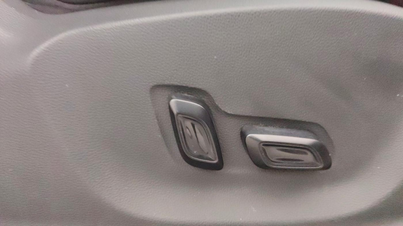 2022 MG ASTOR SHARP 1.5 MT, Petrol, Manual, 62,393 km, Driver Side Adjustment Panel