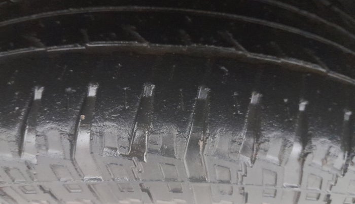 2013 Renault Duster 85 PS RXE DIESEL, Diesel, Manual, 95,050 km, Left Front Tyre Tread