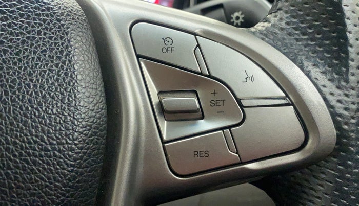 2022 Mahindra XUV300 W8 1.2 PETROL, Petrol, Manual, 21,601 km, Adaptive Cruise Control