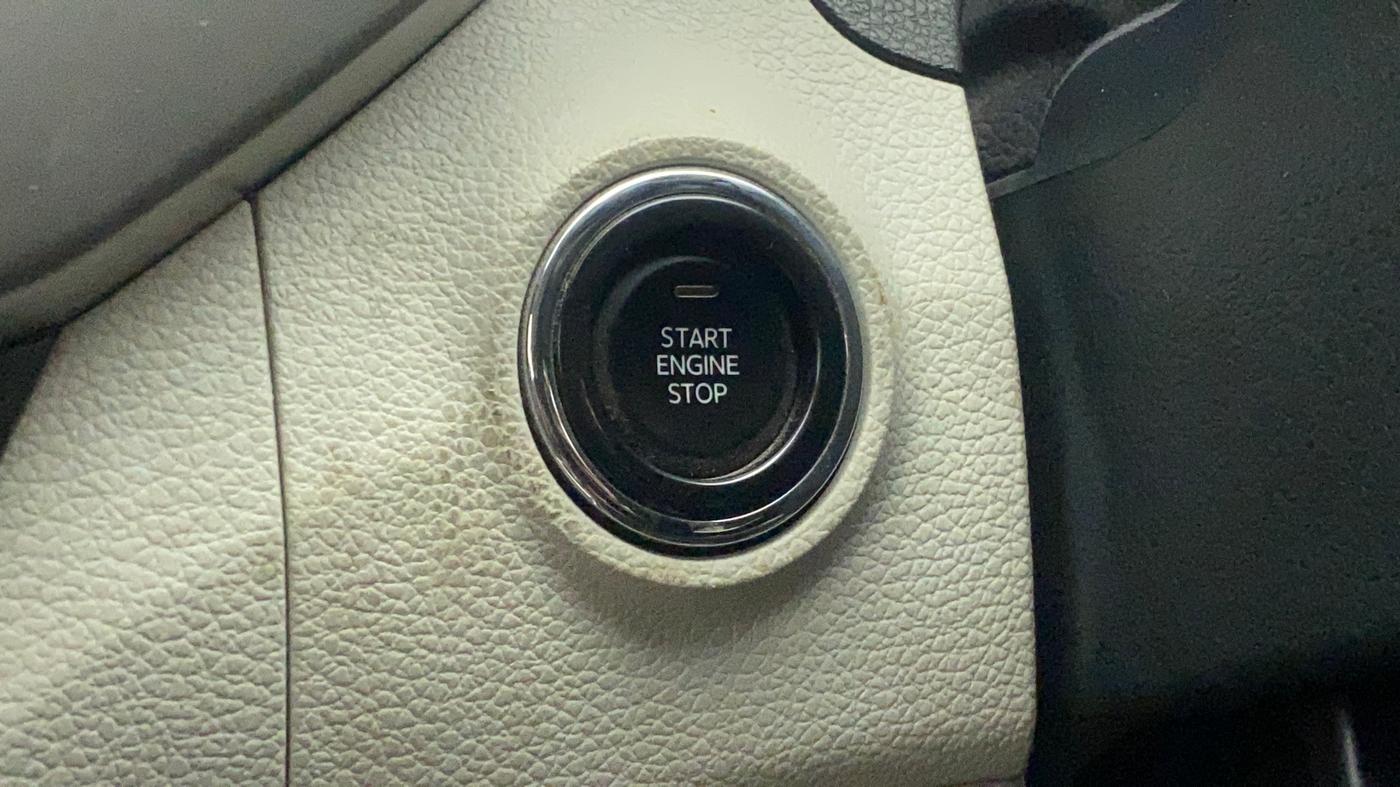 2022 Mahindra XUV300 W8 1.2 PETROL, Petrol, Manual, 21,601 km, Keyless Start/ Stop Button